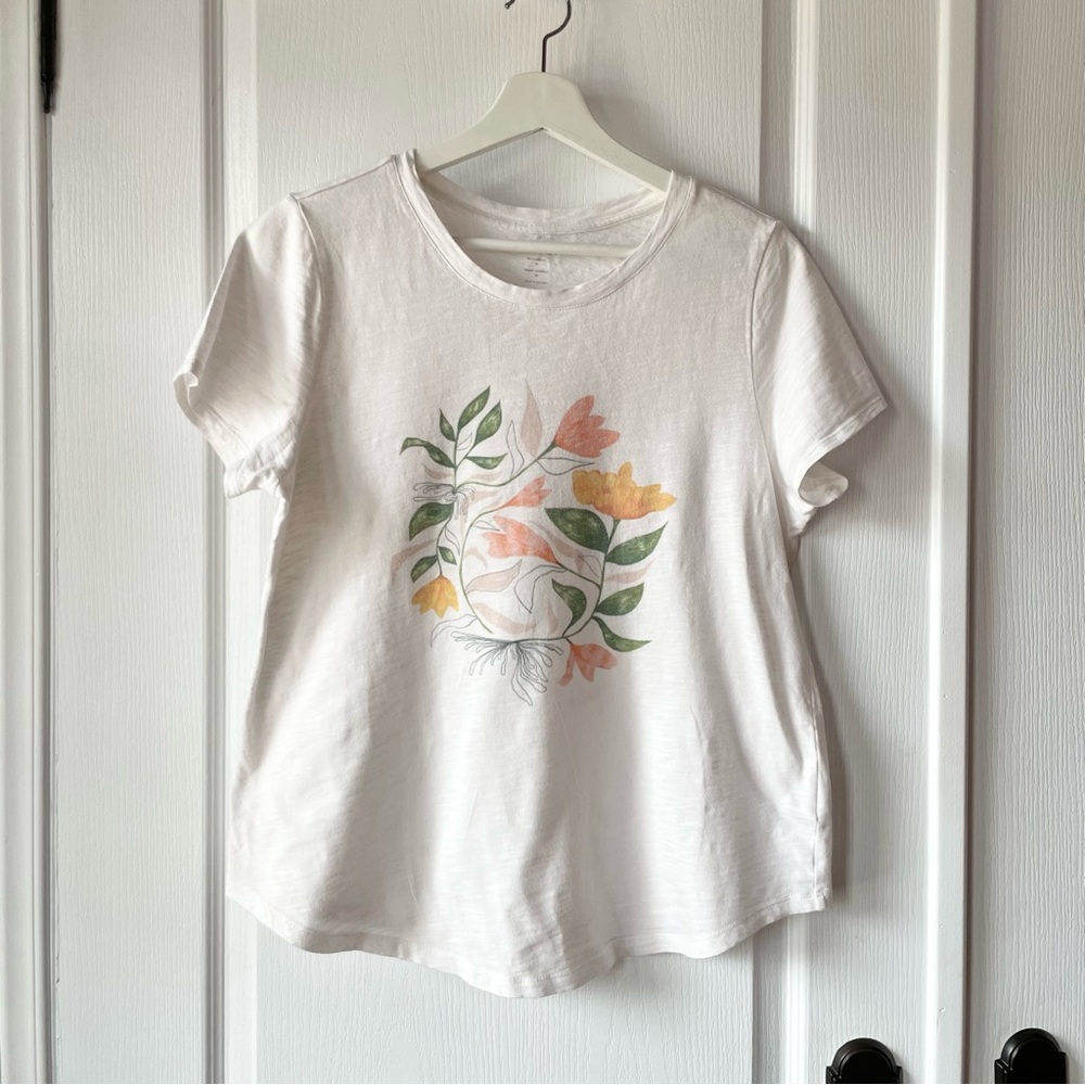 Medium White Flower T-Shirt | Old Navy